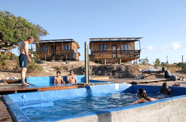 Ocho-Aguilas-Guanaqueros-vista-de-la-piscina-y-hospedaje-1_600