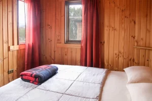 "Ocho Águilas Eco Lodge": Cabaña Familiar dormitorio matrimonial