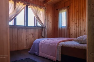 "Ocho Águilas Eco Lodge": Foto del dormitorio de la Cabaña SUITE