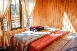 Ocho Águilas Eco Lodge. Cabaña VIP: dormitorio principal con vista a la terraza